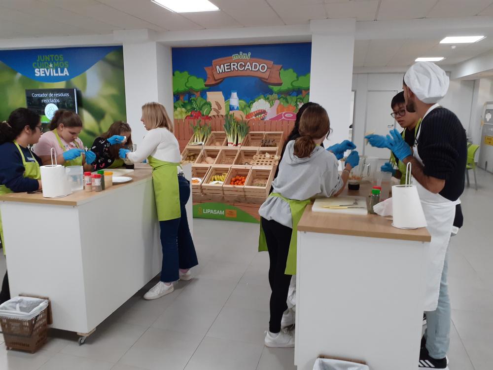 Alumnos en la actividad de cocina