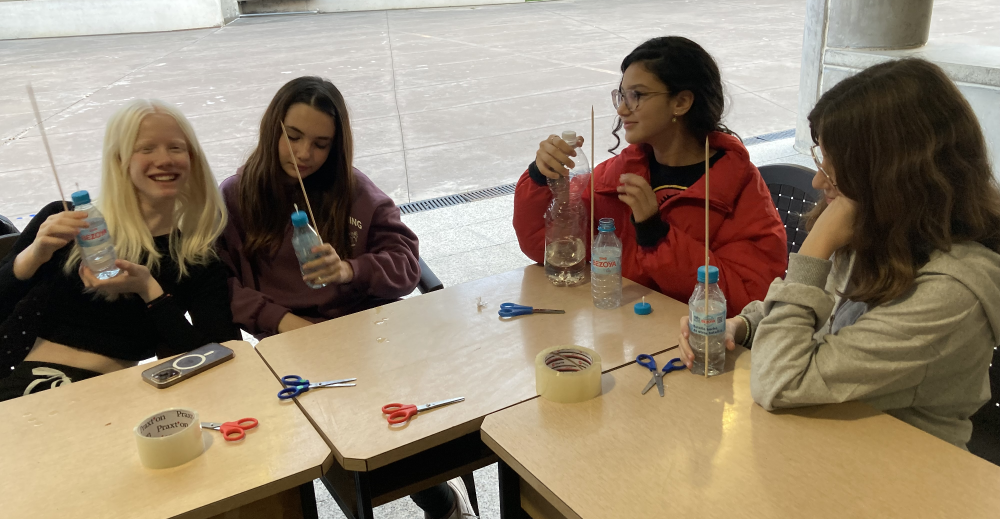 Alumnas en el taller del huerto urbano