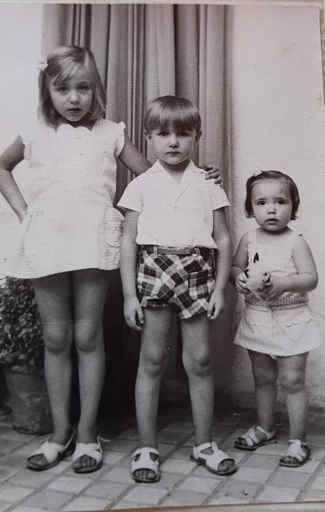 Cristóbal con sus dos hermanas