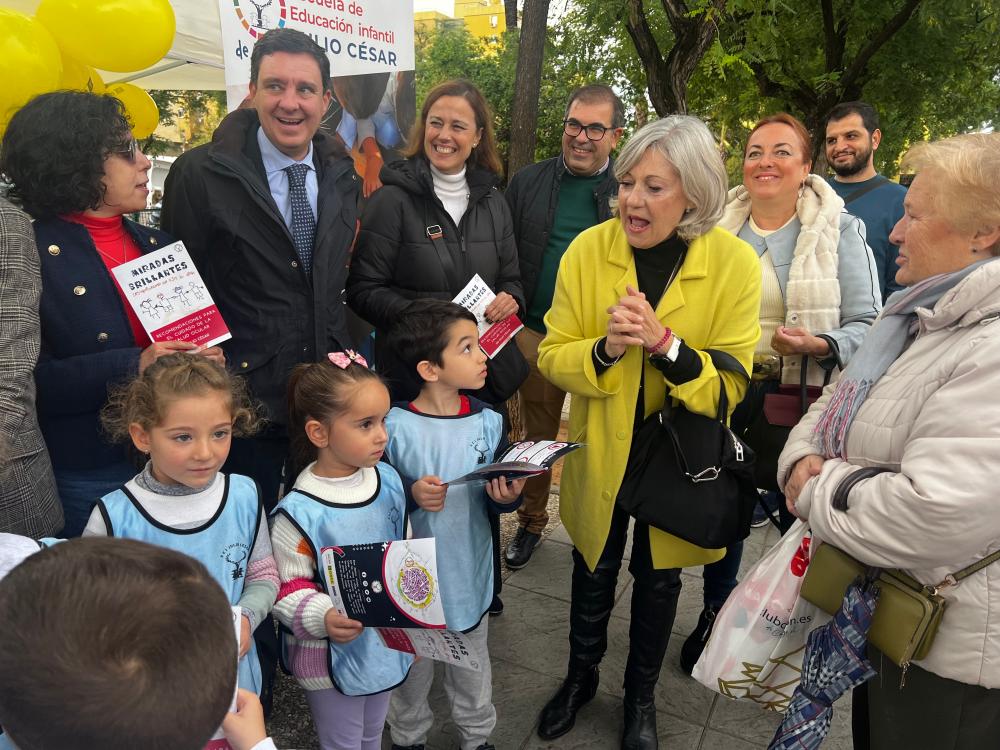 Niños respondiendo a las preguntas que formula su maestra sobre salud visual