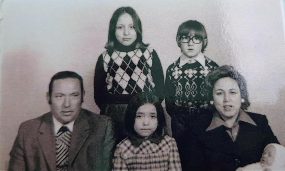 Foto de Cristóbal Martínez con sus padres y hermanas