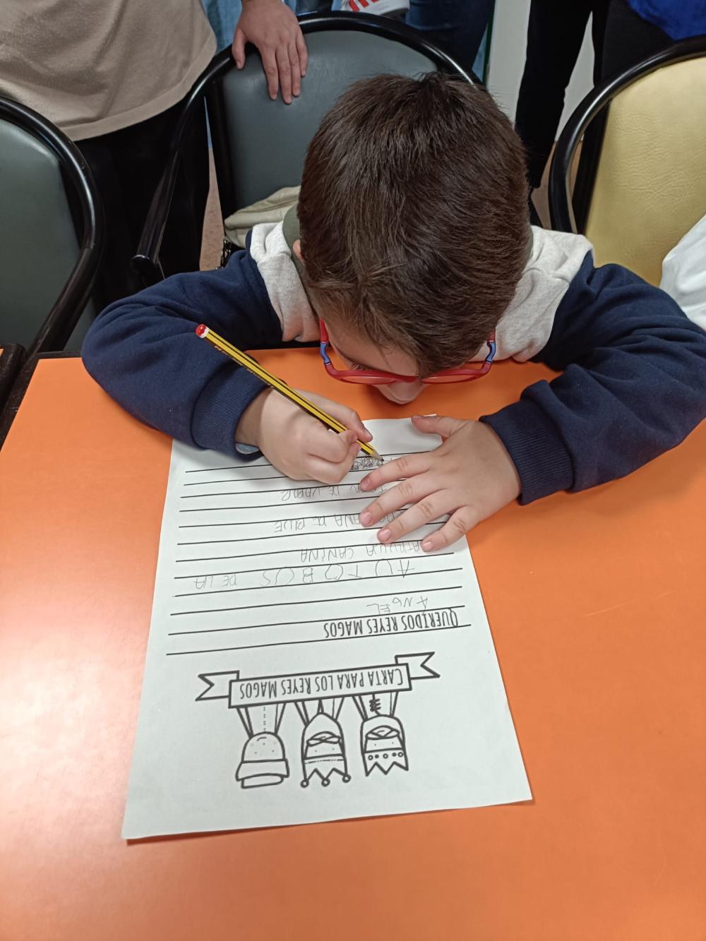 Alumno escribiendo su carta a los Reyes Magos