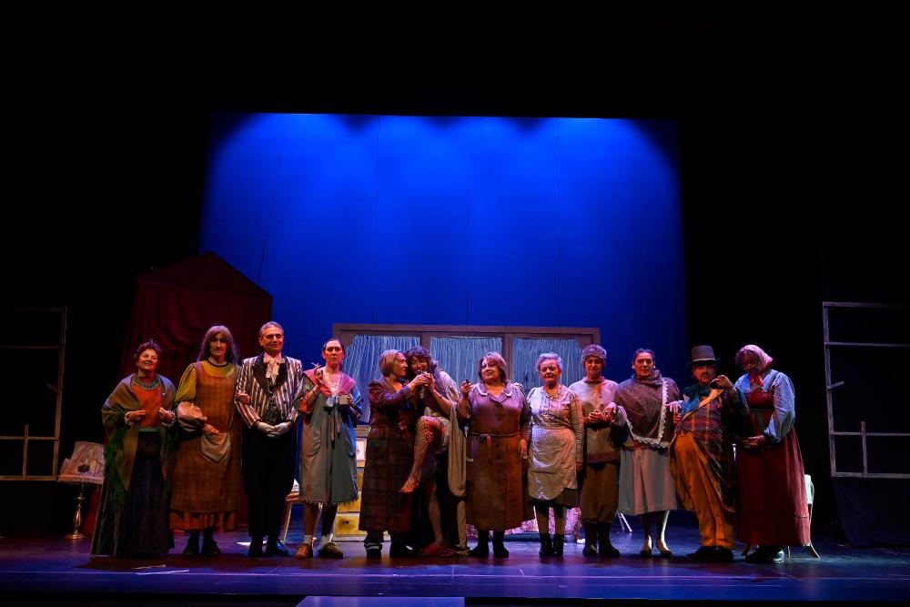 Elenco de Jacaranda11 tras el estreno en el Teatro Municipal de Armilla