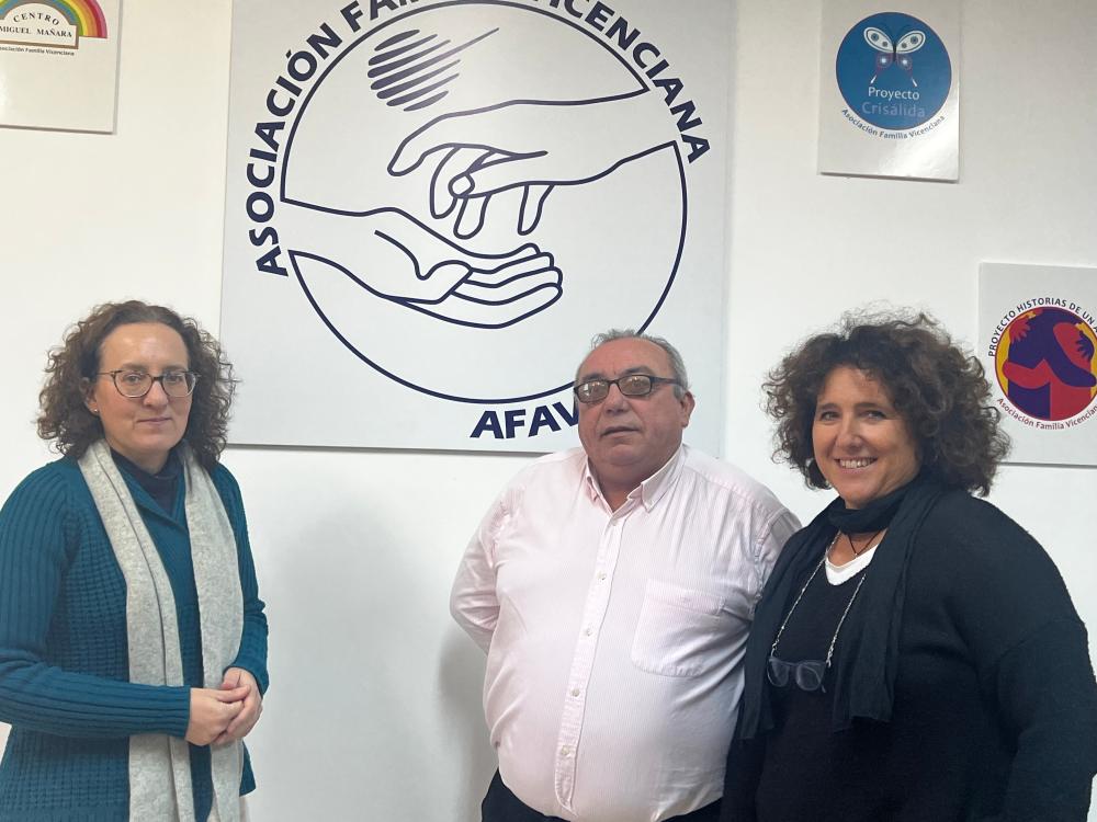 Paco González junto a Auxiliadora García y Mari Luz Ariza, en el Centro 'Miguel de Mañara'