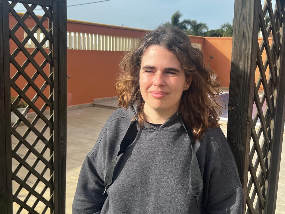 Primer plano de Aina en su casa de Chiclana de la Frontera