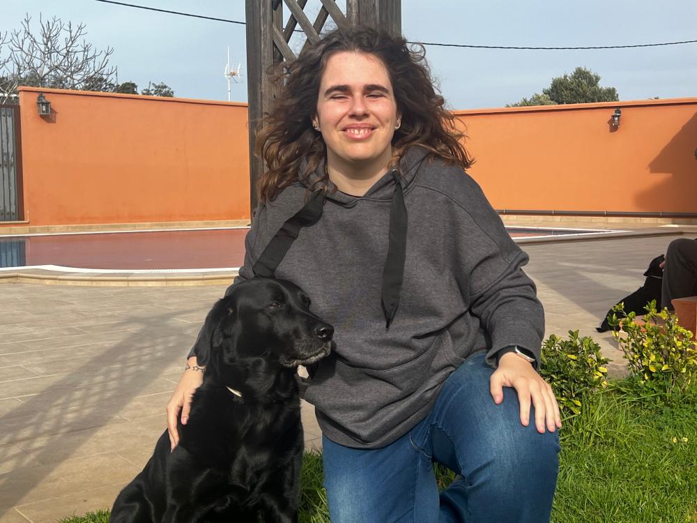 Aina con su perra guía Jarama