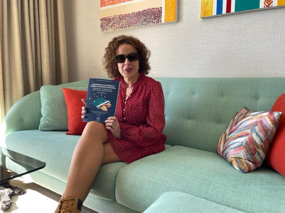Lourdes González muestra orgullosa un ejemplar de su tesis doctoral