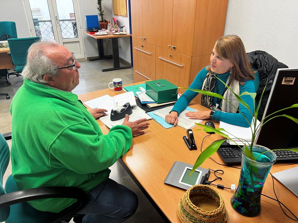 Paco consulta una gestión con María del Mar Santos en el Departamento de Servicios Sociales de la Delegación Territorial