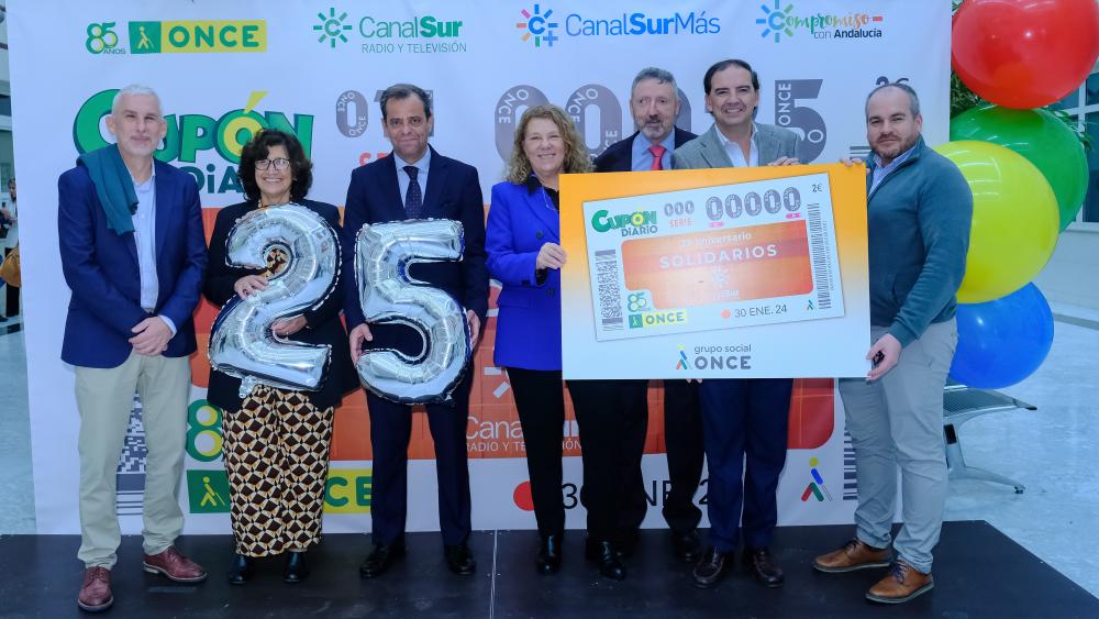 Foto de familia de los directivos de la RTVA, Solidarios con el delegado de la ONCE