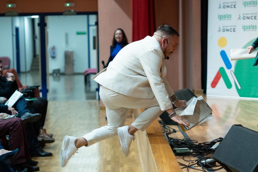 Caída del presentador Juanjo Díaz sobre el escenario