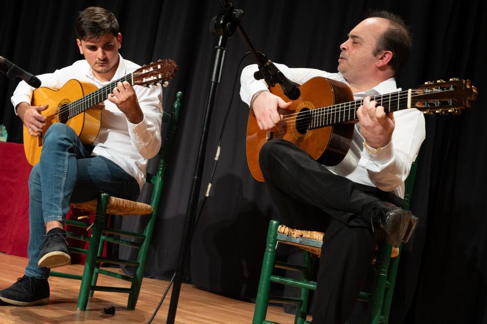 Actuación de Juan Antonio Fernández acompañado a la guitarra por el maestro José Luis Scott