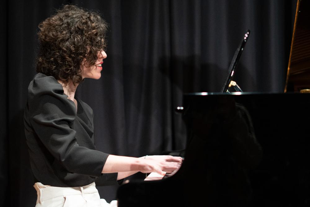 Saray interpretando su tema