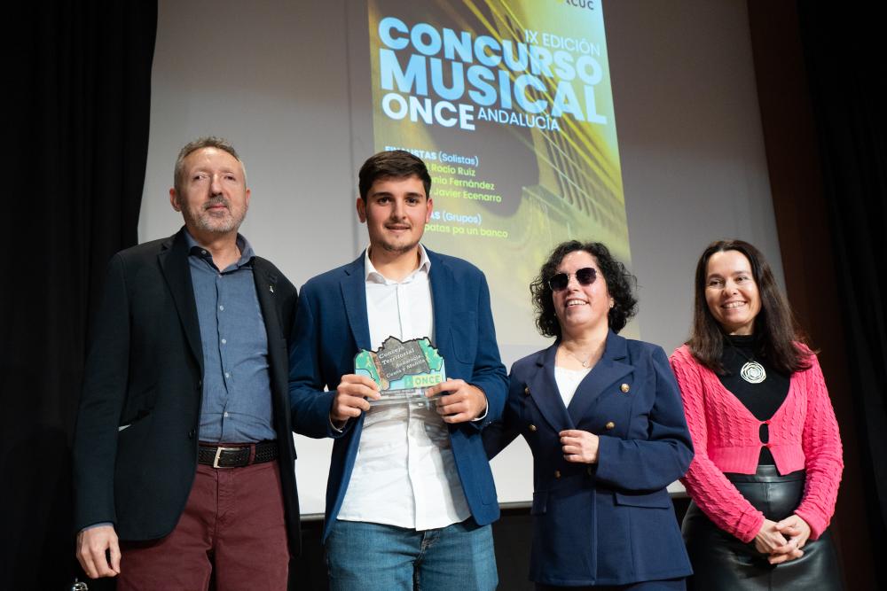 El guitarrista sevillano Juan Antonio Fernández recibe el segundo premio en la categoría de individual