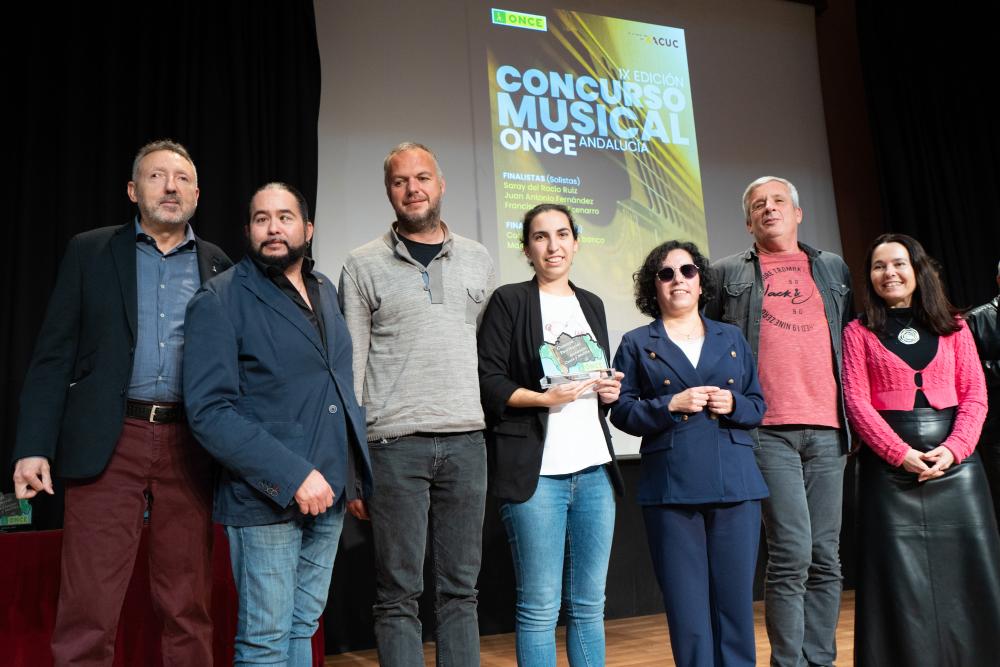 Entrega del segundo premio en la modalidad de grupal para 'Cuatro patas pa un banco'