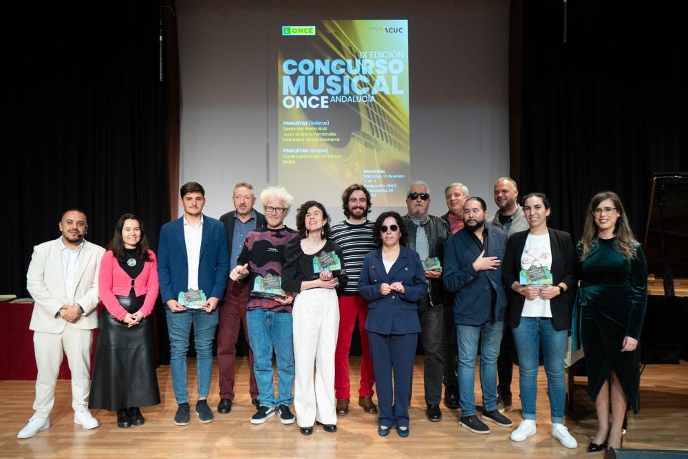 Foto de familia de los ganadores de esta IX edición