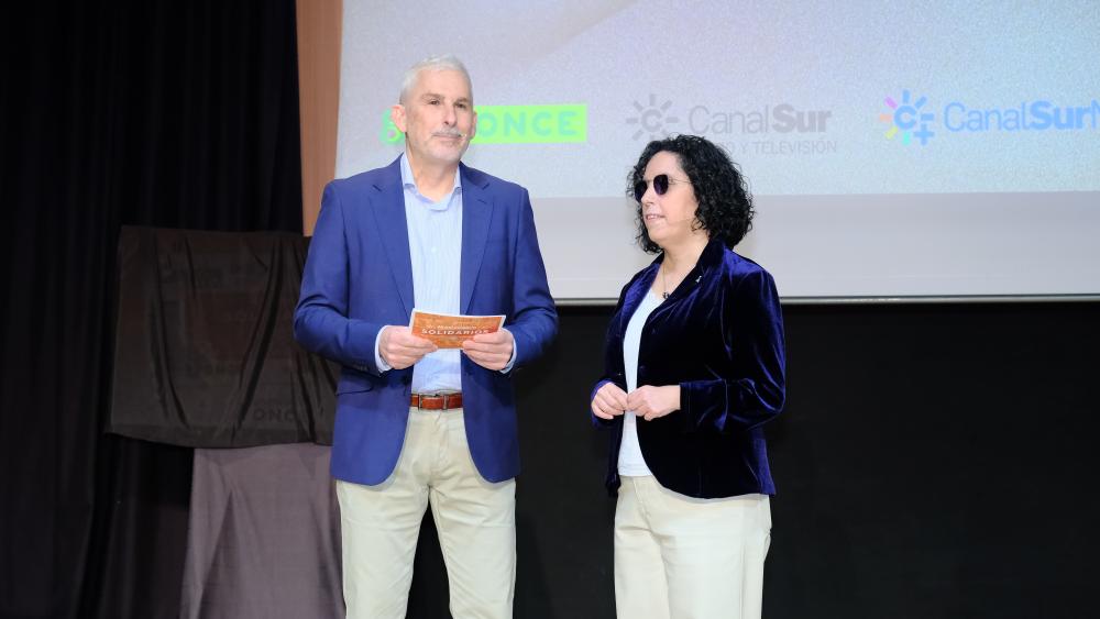 la presidenta del Consejo con el presentador