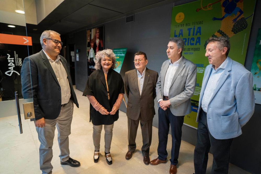 Foto de autoridades a su llegada al teatro