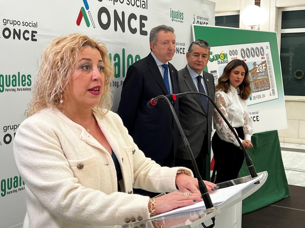 Maite Espinosa leyendo en braille fragmentos del Estatuto de Autonomía para Andalucía