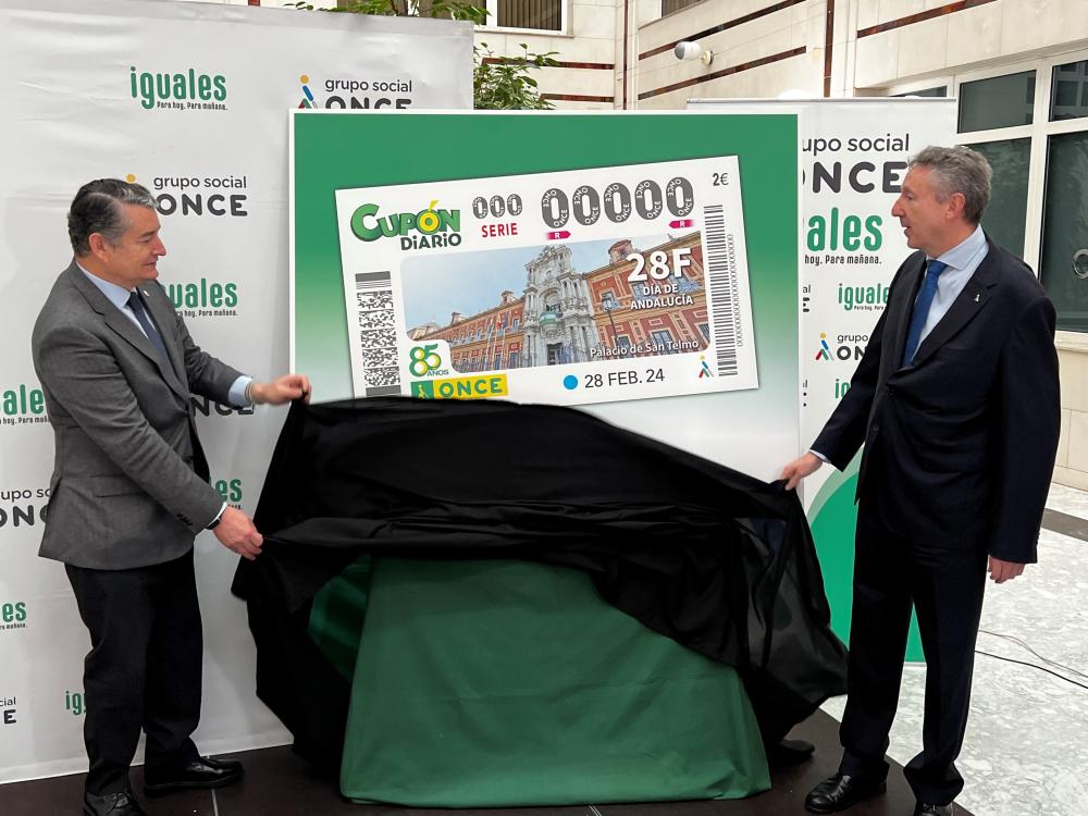 Cristóbal Martínez y Antonio Sanz descubriendo la imagen del Cupón del 28-F
