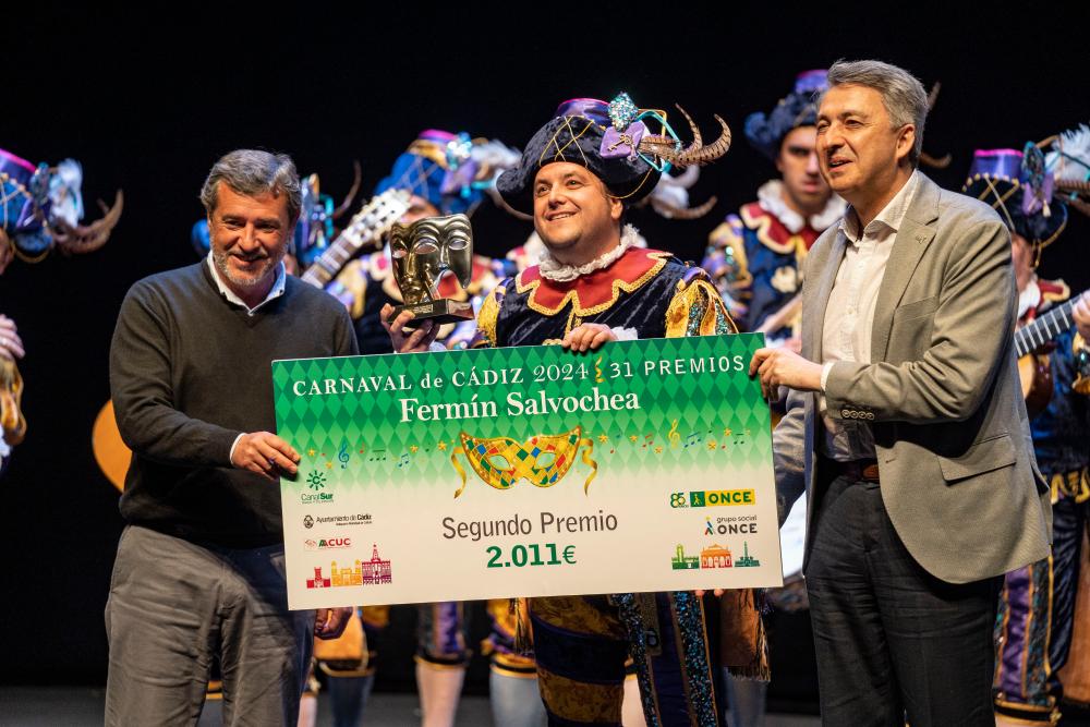 Entrega del cheque del segundo premio
