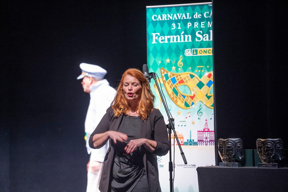 Intérprete de lengua de signos en el escenario del Teatro de la Tía Norica durante la Gala