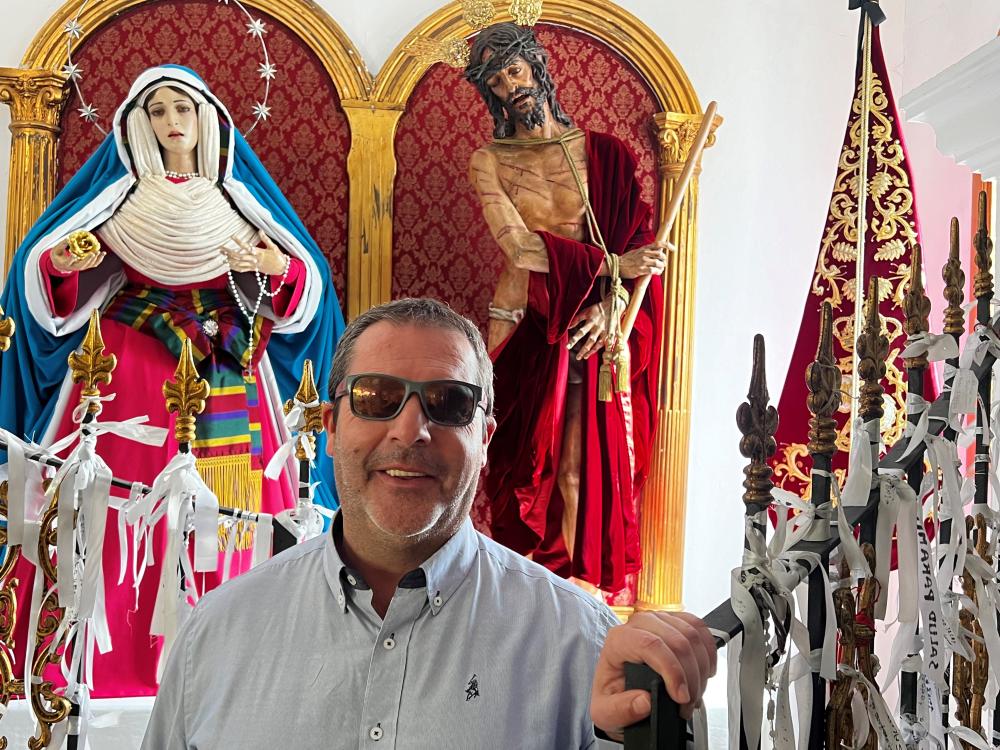 Antonio junto a Nuestro Padre del Ecce Homo y María Santísima de la Salud de Barbate