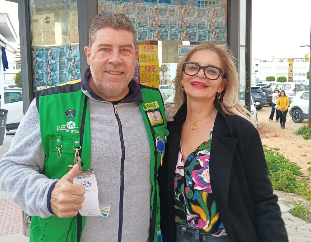 Benve Suárez, vendedor de la ONCE en Barbate con la afortunada con el premio de la ONCE