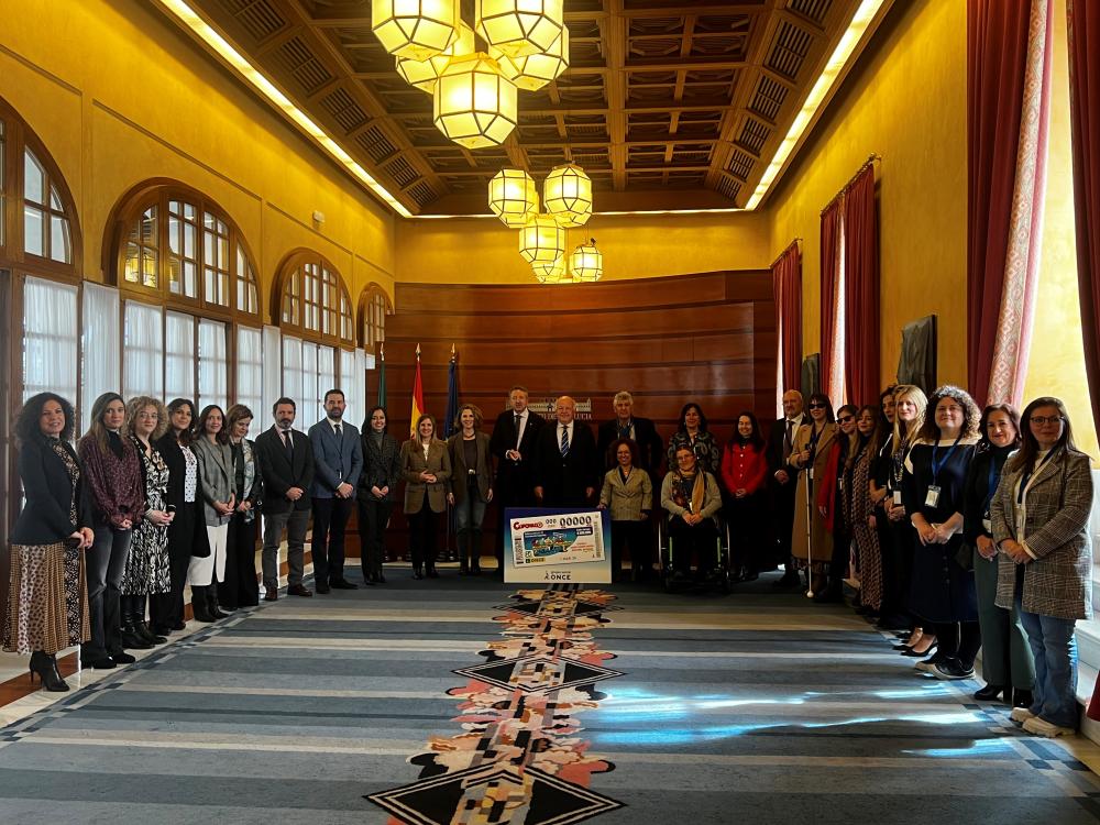 Foto de familia de los asistentes a la presentación