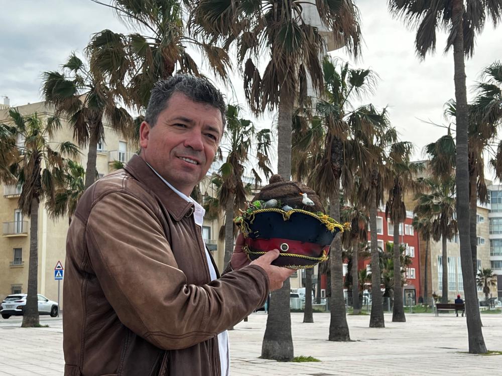 Otro primer plano de Morales en una plaza rodeado de palmeras al fondo