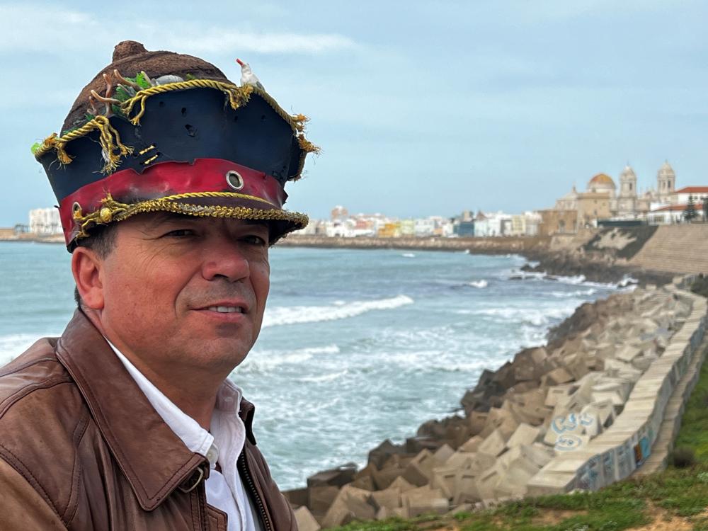Morales con el sombrero puesto del tipo que han lucido Los Iluminados en el Carnaval