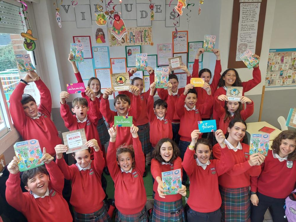 Alumnos mostrando carteles del concurso