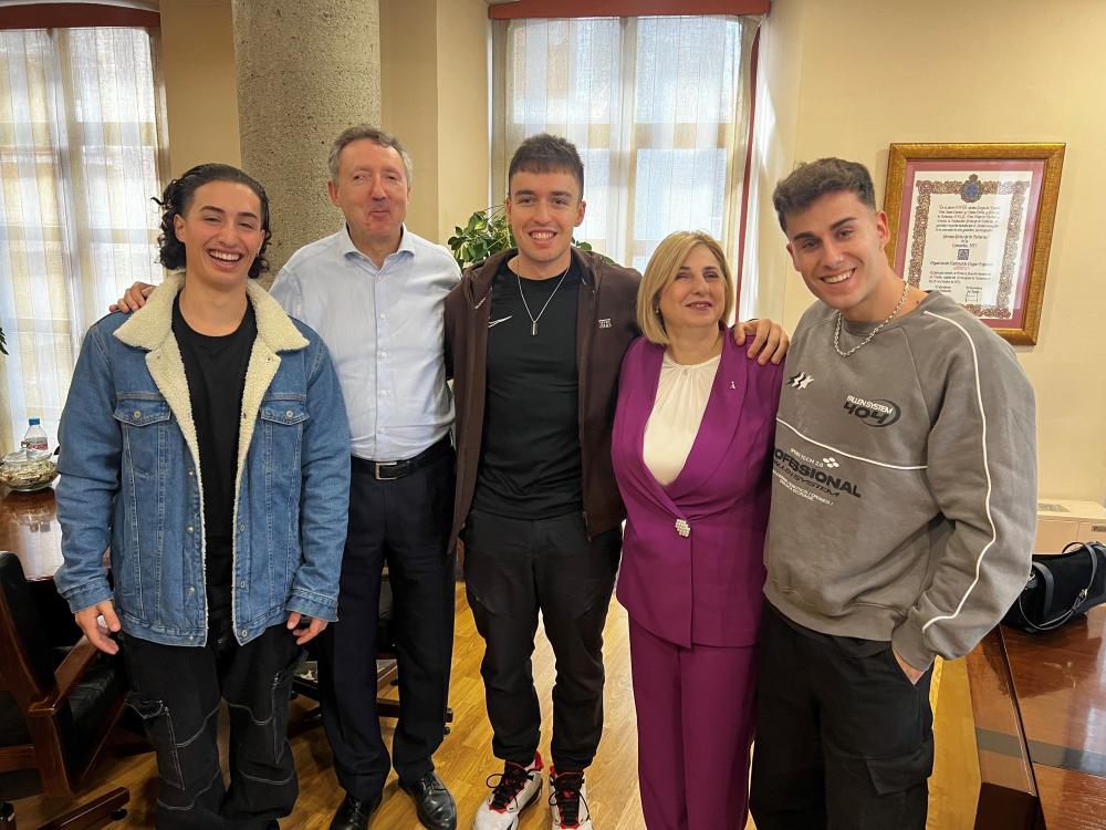 El delegado de la ONCE en Andalucía y la directora en Granada con los tres youtubers granadinos