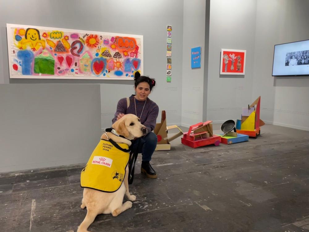 Un futuro perro guía en la exposición