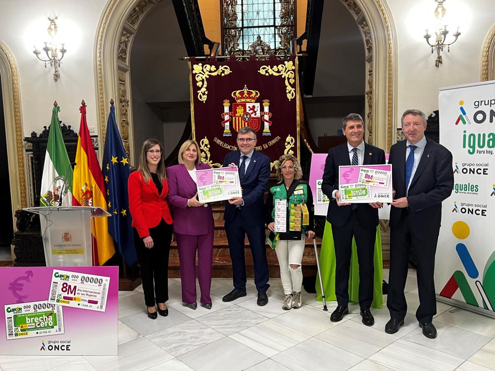 Foto de familia de la presentación del cupón