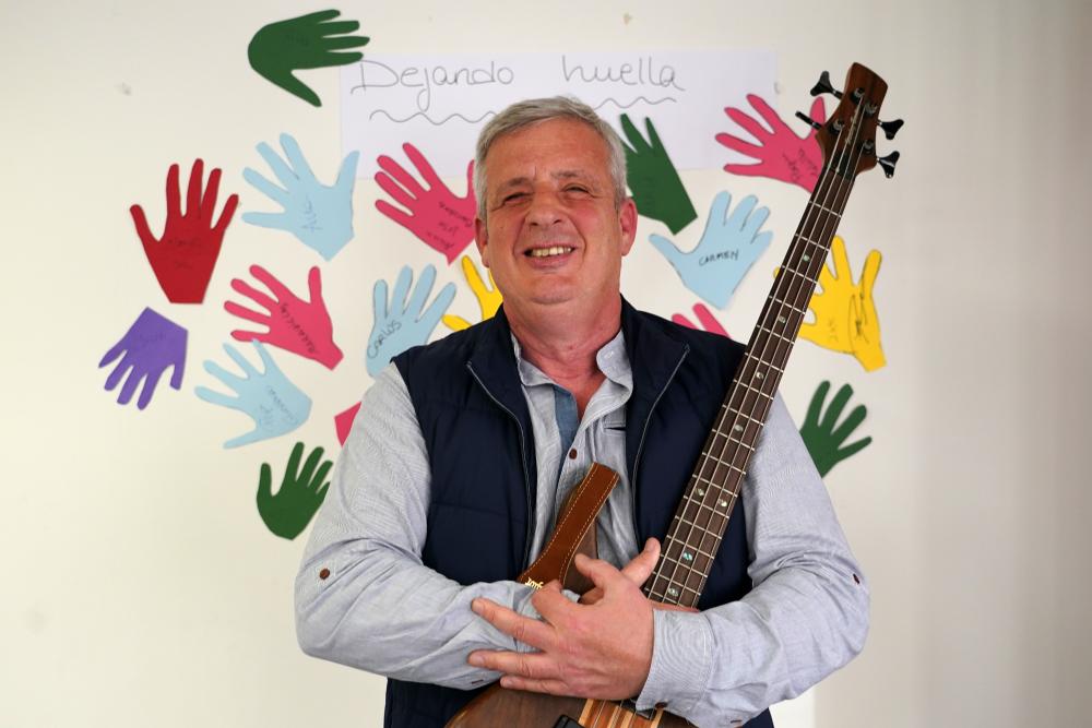 Curro Fernández con su bajo