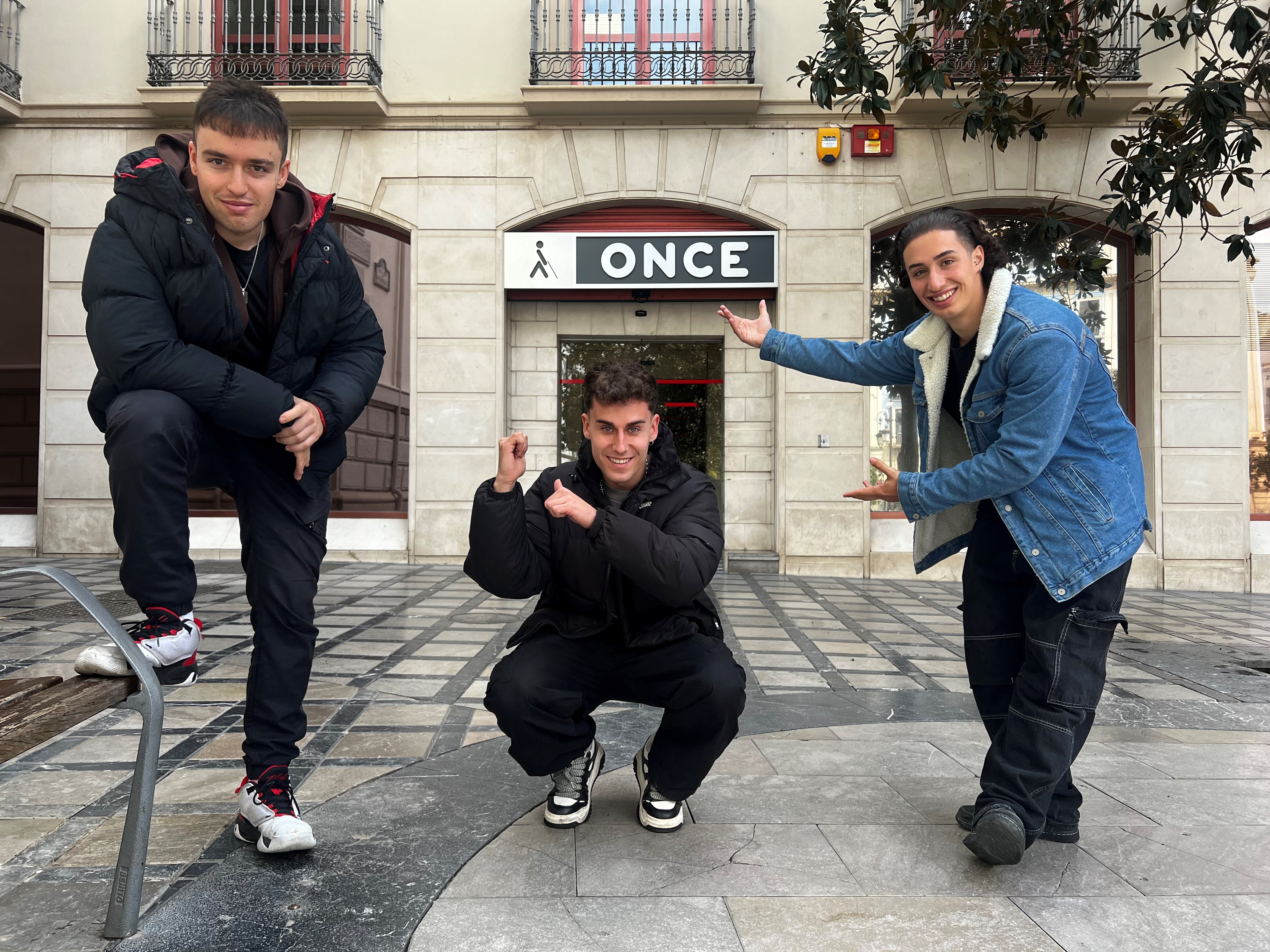 Tres youtubers granadinos se quedan ciegos durante cinco días para empatizar con las personas ciegas