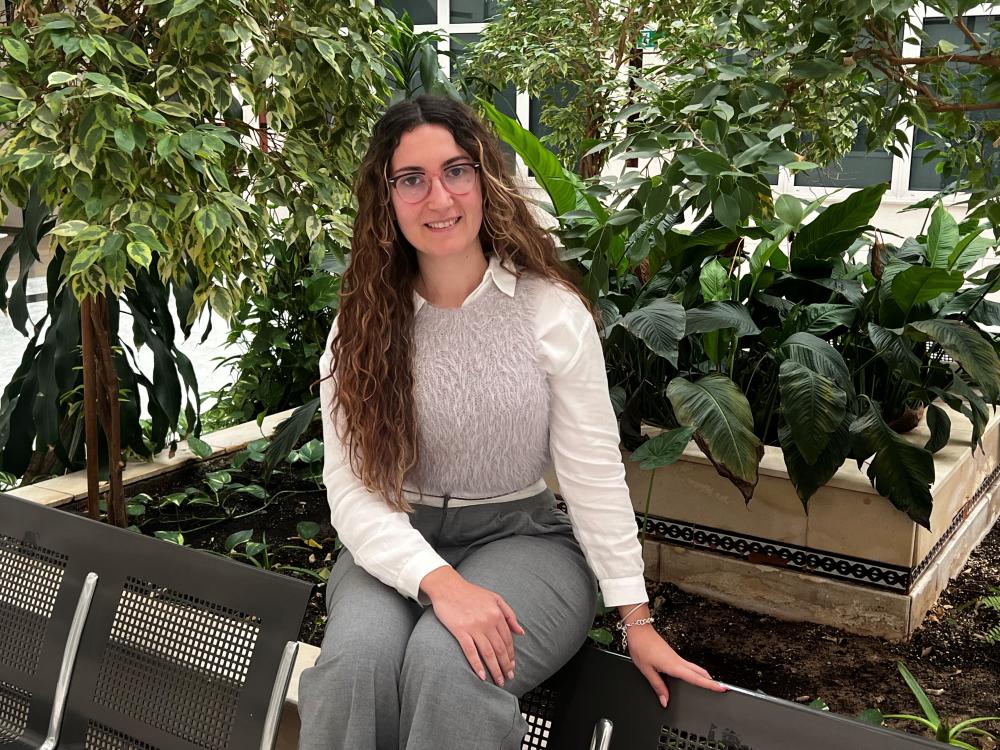 Macarena Sánchez en el patio de la Delegación Territorial