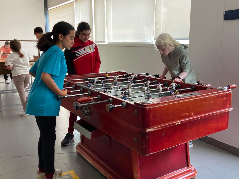 Alumnas jugando al futbolín