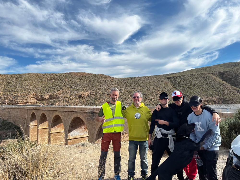 Los tres jóvenes con el productor musical Toni Romero después de hacer puenting