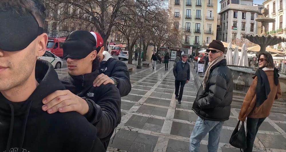 Los tres jóvenes caminando por Granada