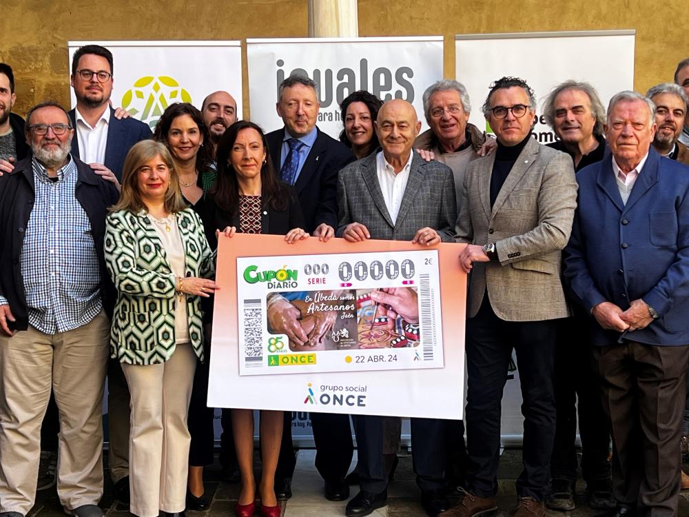 Foto de familia del delegado de la ONCE con los artesanos