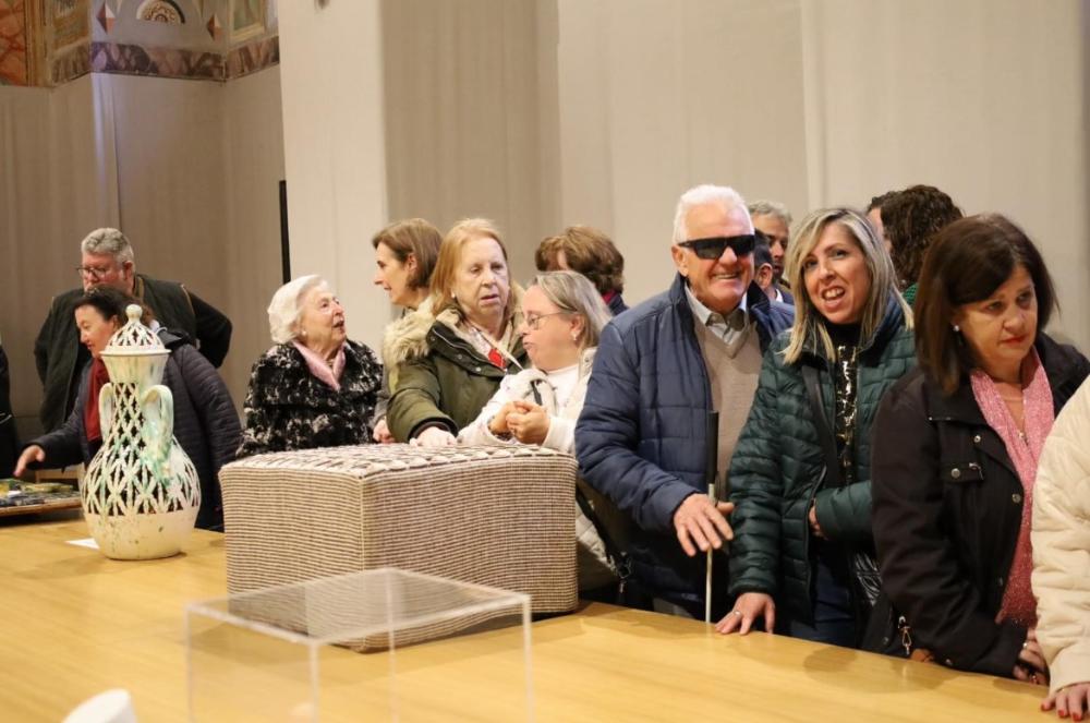 Visita de los afiliados a la ONCE a la exposición de obras artesanales
