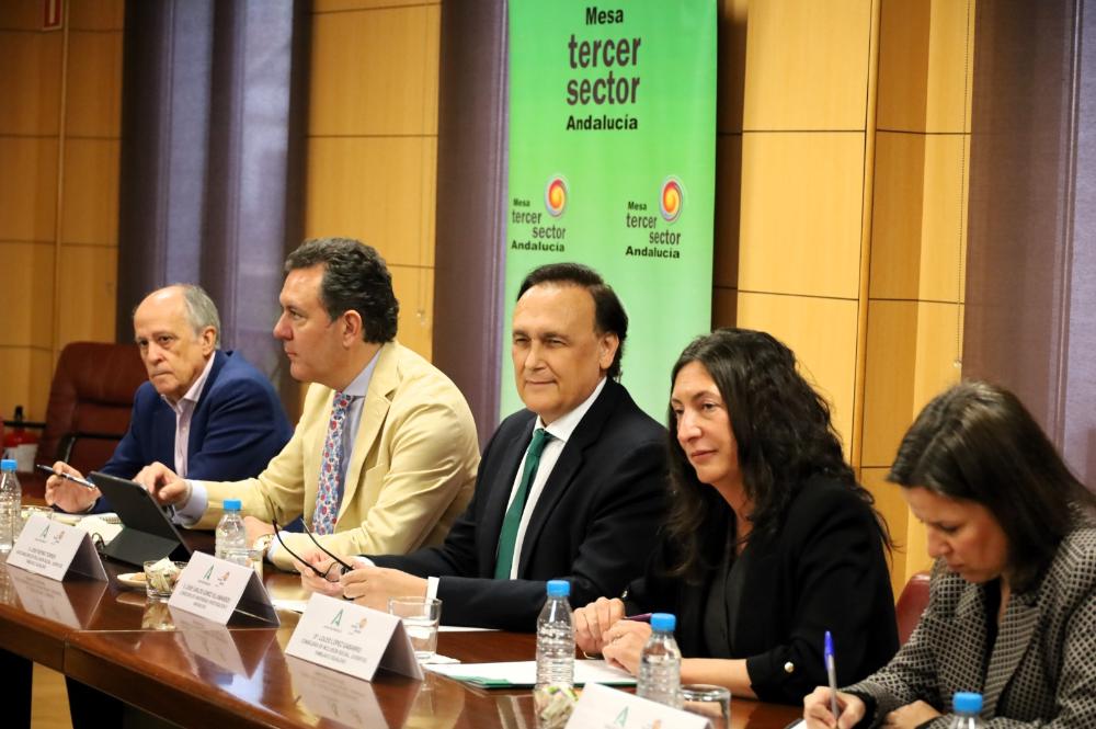 La consejera de Inclusión Social Loles López durante la reunión