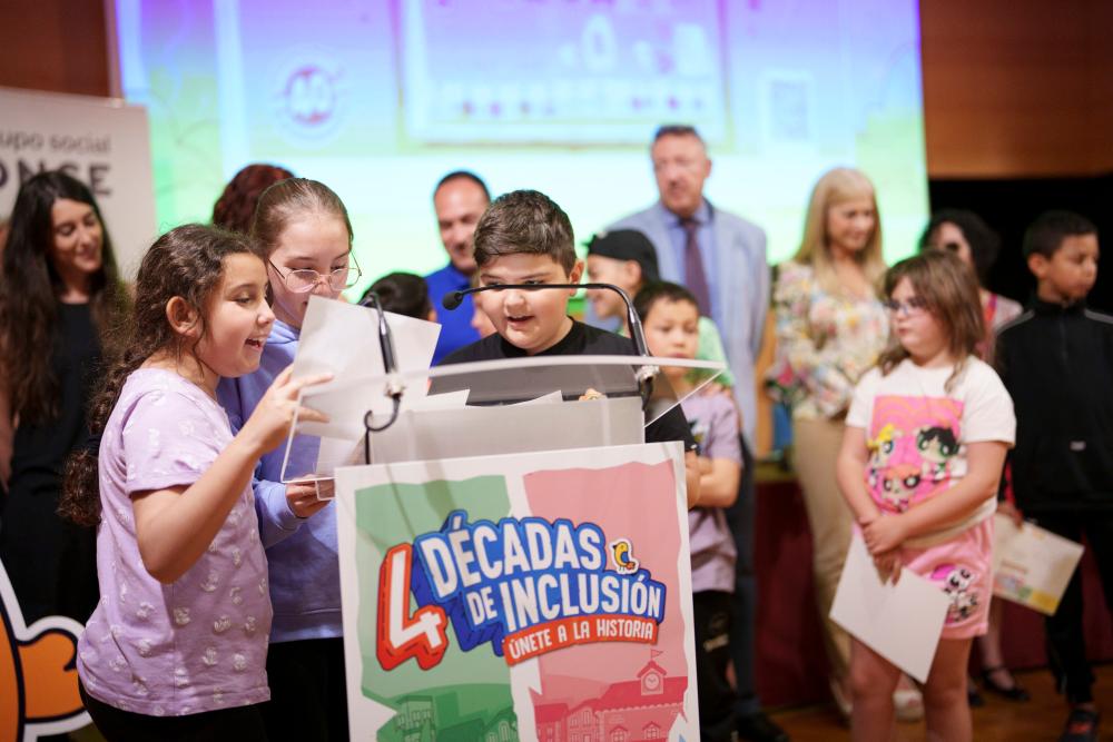 Alumnos de Jaén agradeciendo el premio