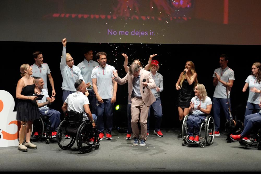 Los paralímpicos bailando en el escenario