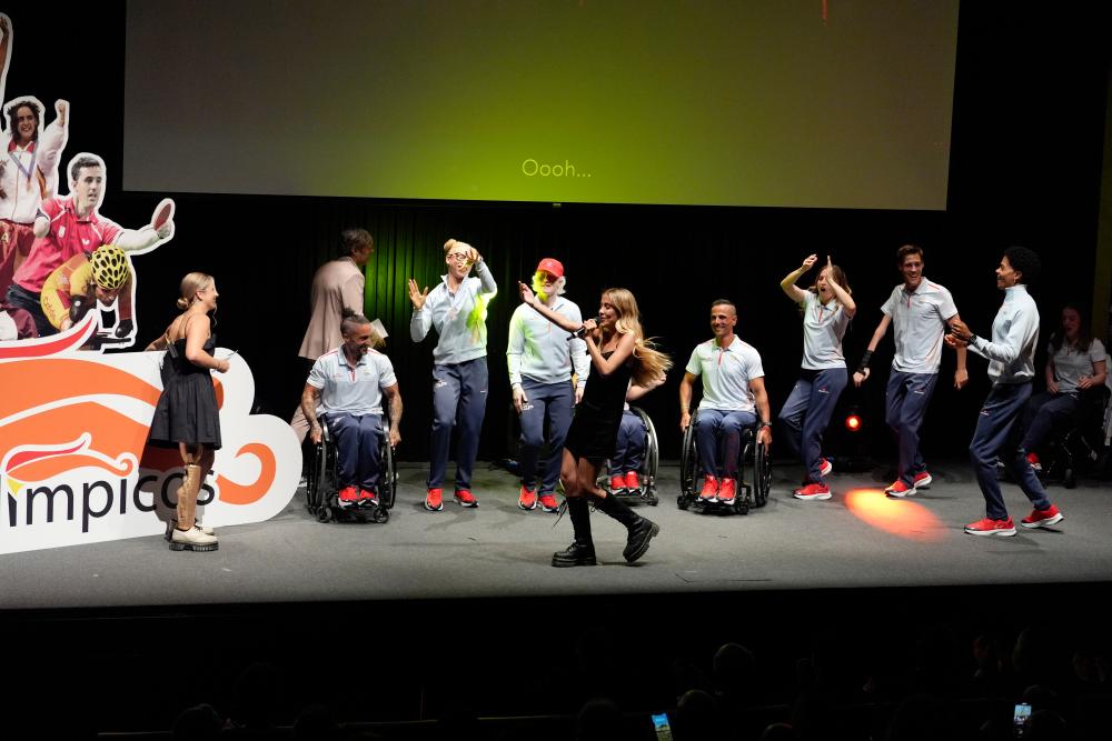 Paula Koops interpreta 'Ganar dos veces' mientras los deportistas bailan durante la presentación en el Museo Picasso de Málaga de la equipación oficial del Equipo Paralímpico Español para los Juegos de París 2024