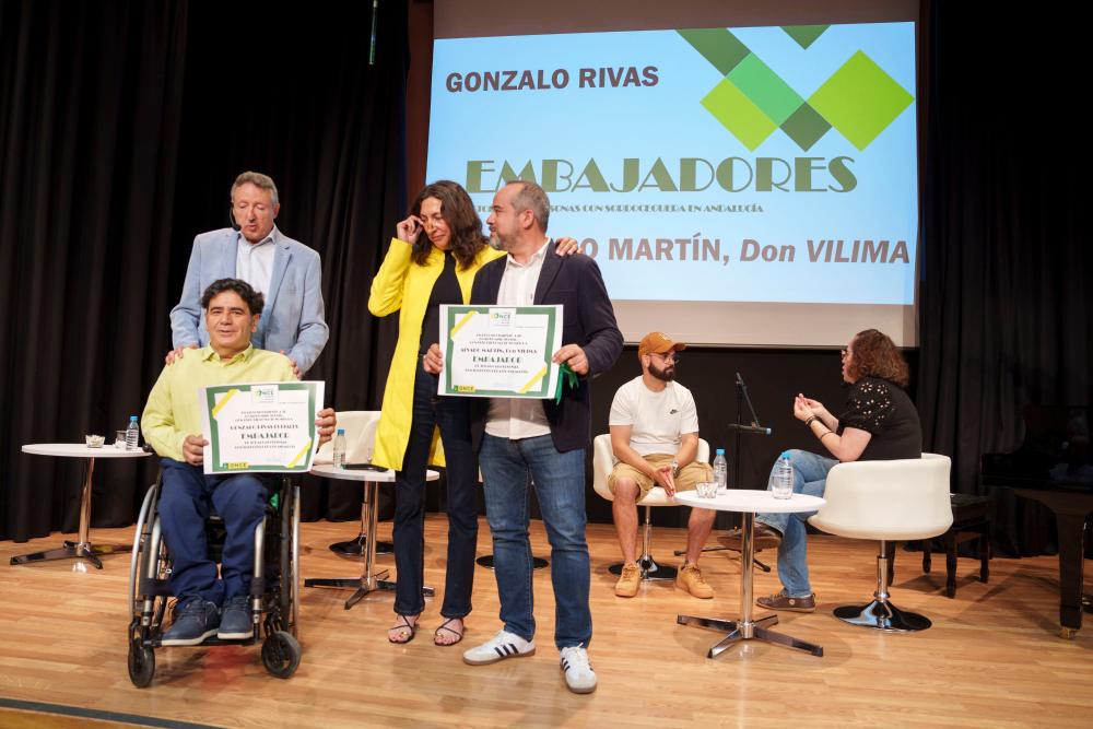 La consejera Loles López entregó el título de embajadores a Gonzalo Rivas y Ávaro Martín, don Vilima