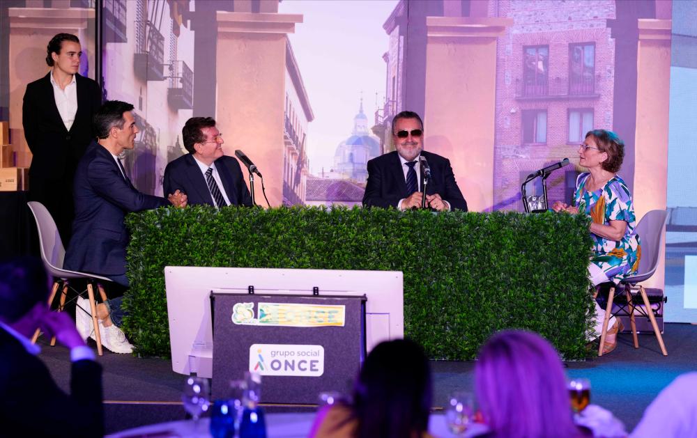 Maldonado conversa con Miguel Carballeda y Ángel Sánchez