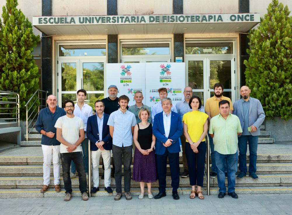 Foto de familia de los jurados de los Premios Tiflos de Periodismo 2023