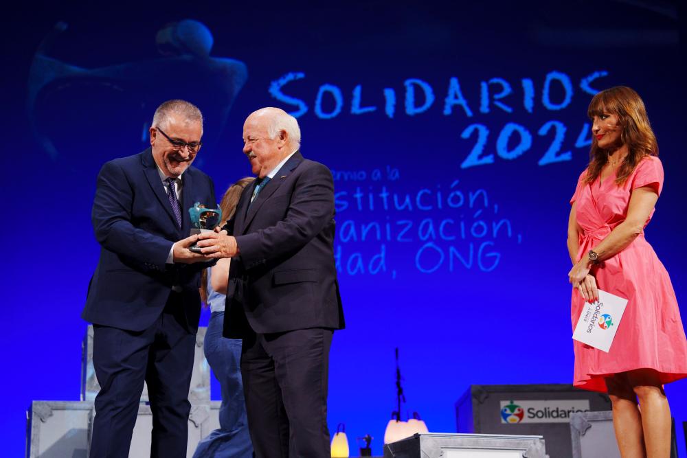 El presidente del Parlamento entrega el premio al superior de la Orden de San Juan de Dios